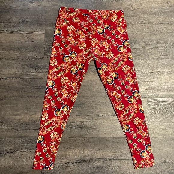 ⭐️4 for $10⭐️ Red Paisley Leggings.  Women's Size Large / XL.  Buttery Soft. - Picture 4 of 6